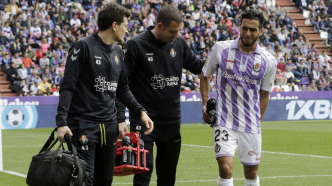 Anuar se retira lesionado del partido del domingo ante el Getafe.