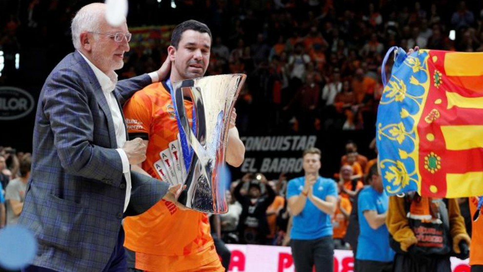Juan Roig con Rafa Martnez con el trofeo de la Eurocup