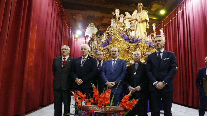 Jos Castro, presidente del Sevilla, en la ofrenda floral a San...
