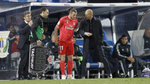 Zidane, dando instrucciones a Bale antes de ingresar al terreno de...