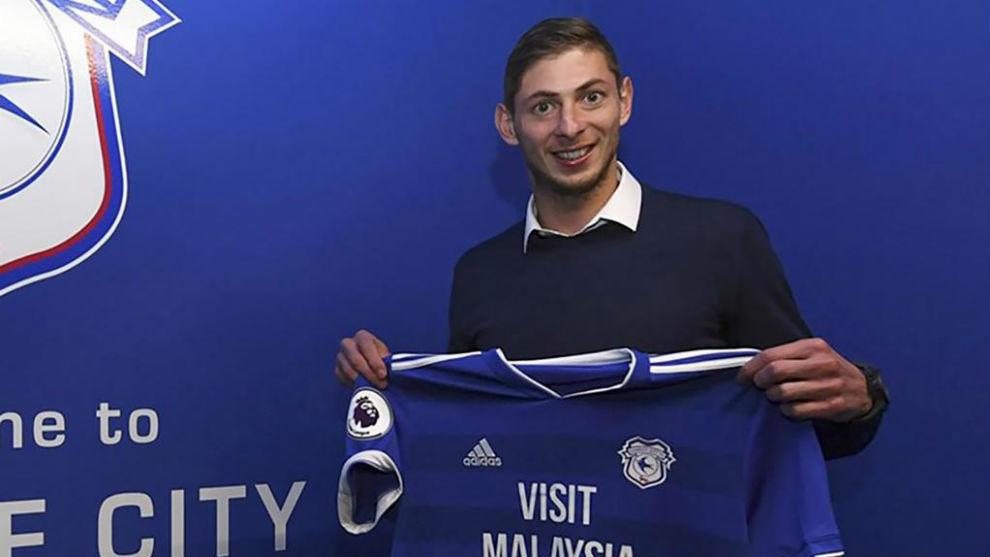Sala with a Cardiff City jersey.