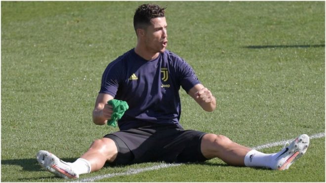 Cristiano Ronaldo jokes in Juventus training