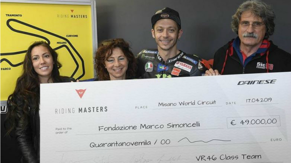 Valentino Rossi y Paolo Simoncell, con el cheque de los 49.000 euros.