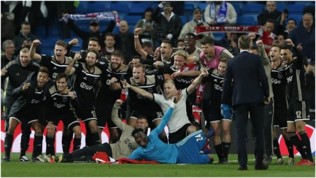 Los jugadores del Ajax celebran su pase contra el Real Madrid.