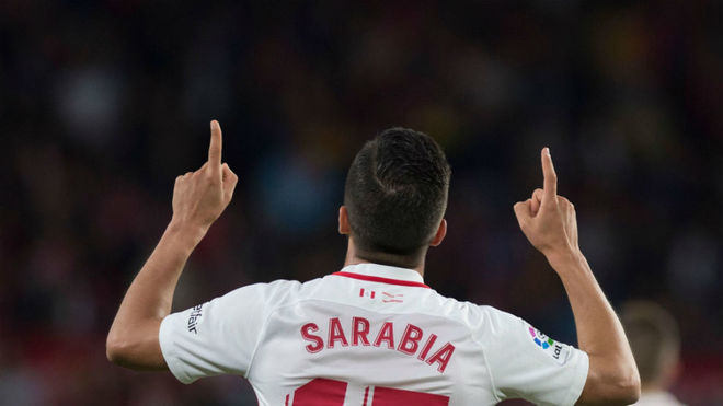 Pablo Sarabia celebra un gol con el Sevilla.