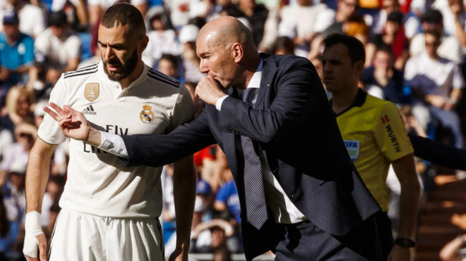 Karim Benzema y Zidane, hablando durante un partido en el Bernabu.