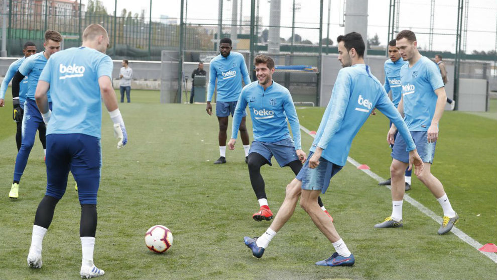 The players take part in a passing session