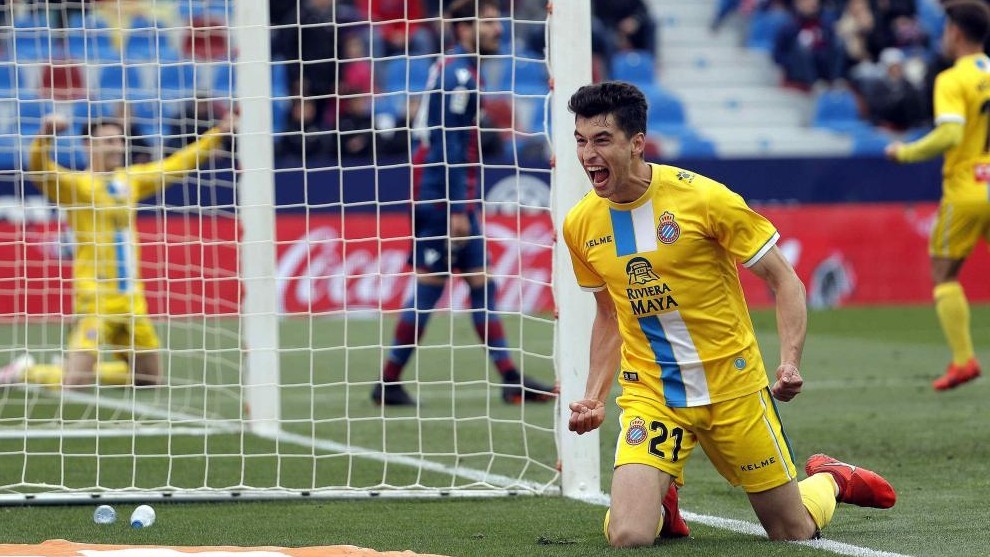 Marc Roca celebra el gol en el Ciutat de Valncia