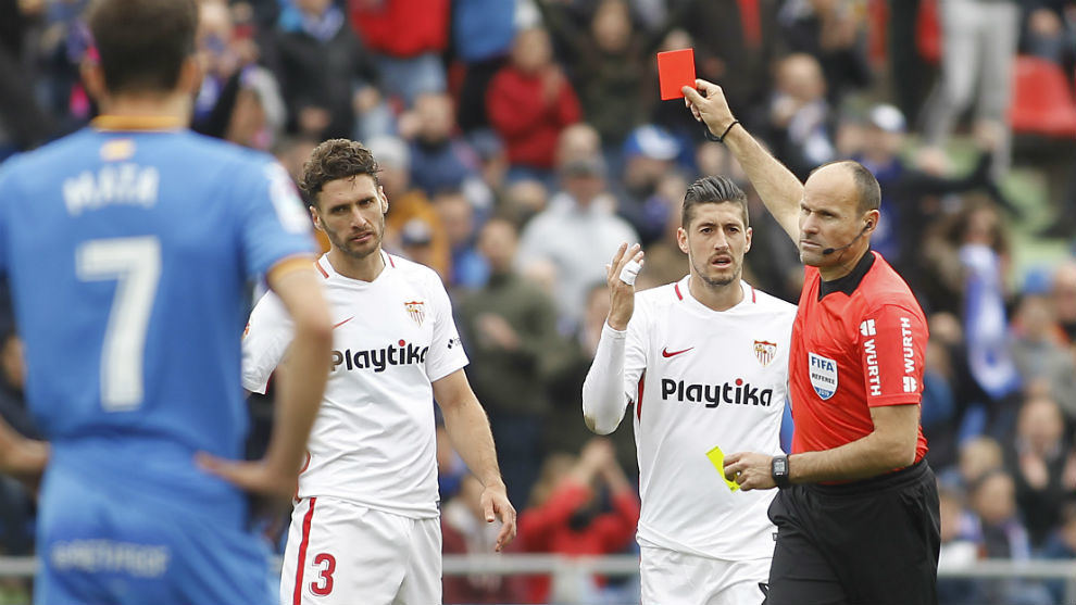 Mateu Lahoz (42) le muestra la tarjeta roja al sevillista Sergio...