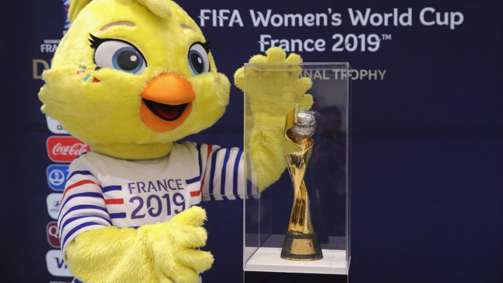 Ettie, mascota del Mundial de Francia 2019, posa con el trofeo de la...