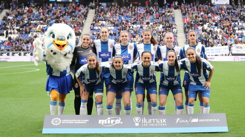 The Espanyol Women&apos;s side pose before playing at the RCDE Stadium.