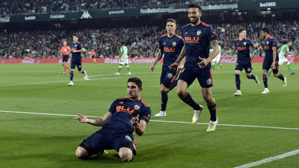 Guedes celebrates one of his strikes against Real Betis.