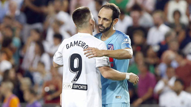 Gameiro se abraza con Juanfran en el partido de Mestalla.