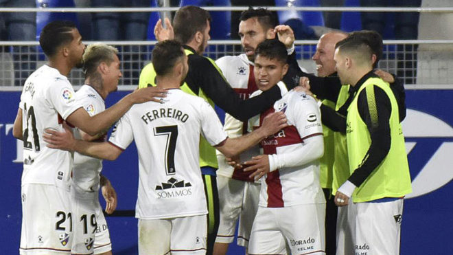 Los jugadores del Huesca celebran un gol ante el Eibar.
