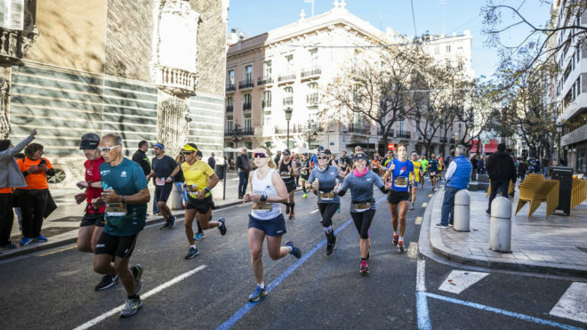 Los corredores del Maratn de Valencia por la Calle Poeta Querol de...