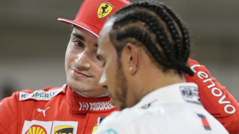 Hamilton y Leclerc charlan tras el Gran Premio de Bahrin.
