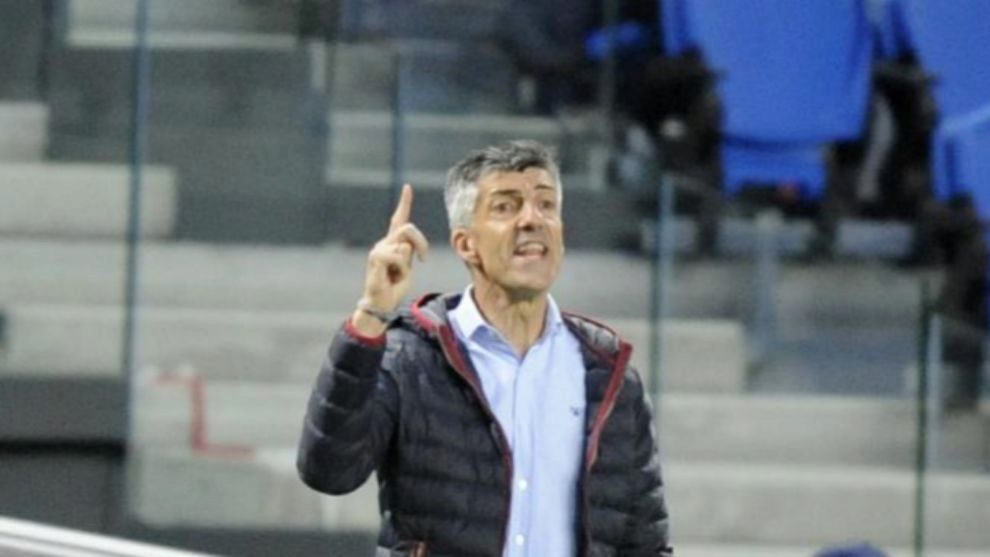 Imanol da una orden durante el partido contra el Villarreal.