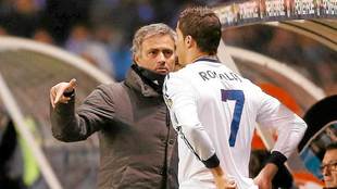 Mourinho dando instrucciones a Cristiano Ronaldo en el Real Madrid en...