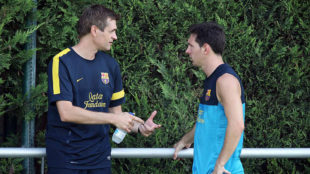 Tito Vilanova habla con Messi en un entrenamiento en una pretemporada...