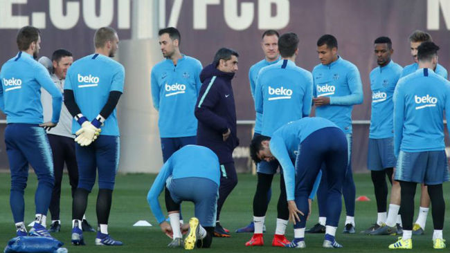 Valverde, rodeado de jugadores.