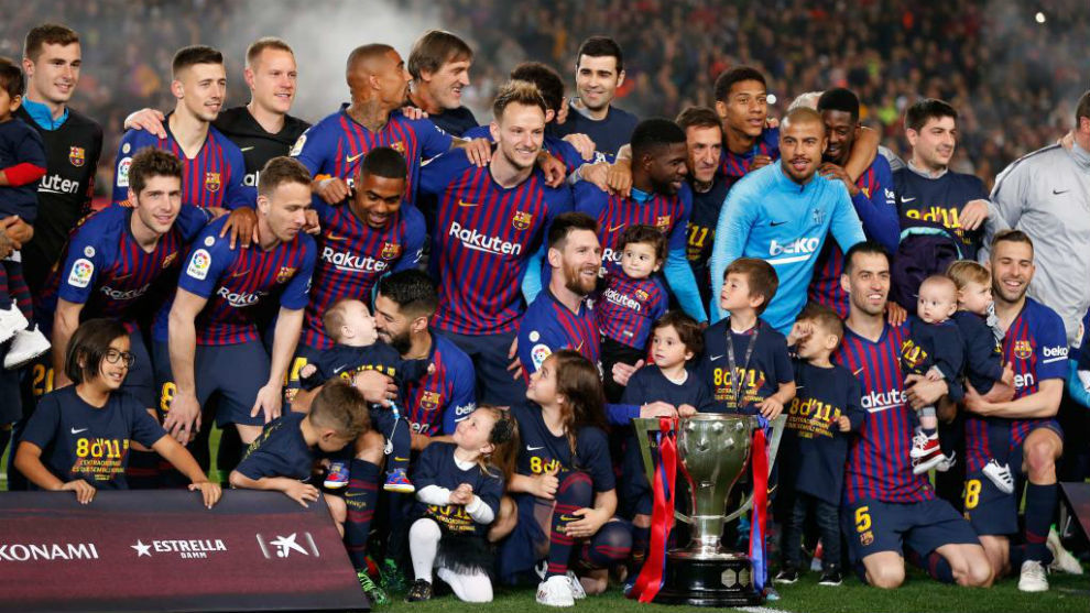 Los jugadores del Barcelona celebran la consecucin de la liga.