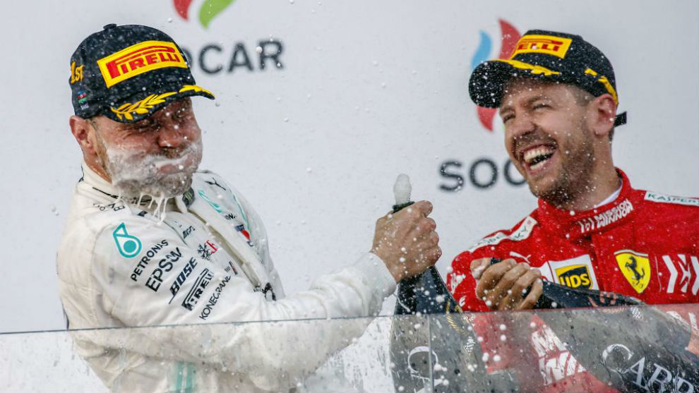 Vettel celebra el podio junto a Bottas en Bak