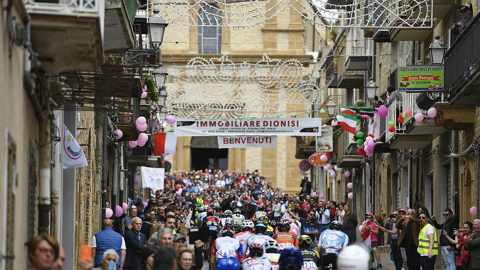 El pelotn del Giro de Italia 101 durante la sexta etapa.