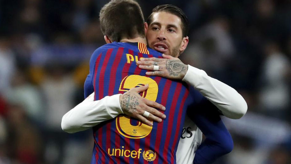 Piqu y Ramos se abrazan tras el Clsico de Copa-