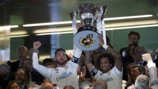 Ramos y Marcelo, con el trofeo de la Liga 2016-17