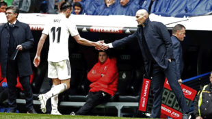 Zidane y Bale se saludan en un cambio.
