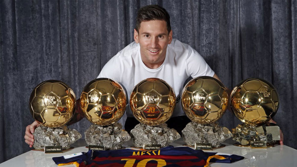 Messi posa con los cinco Balones de Oro que ha ganado hasta la fecha.