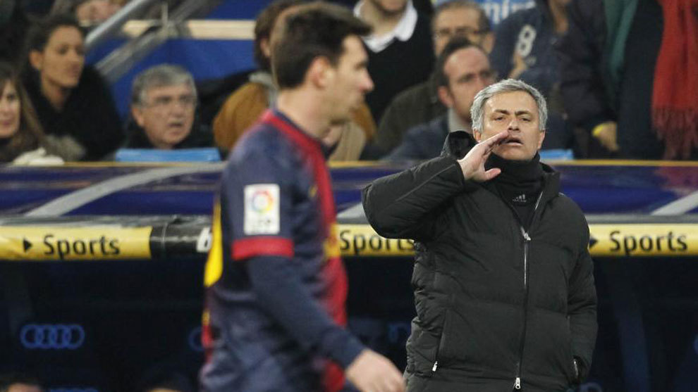 Mourinho da instrucciones ante Messi en un Clásico.