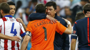 El Mono Burgos abraza a Casillas tras un partido.