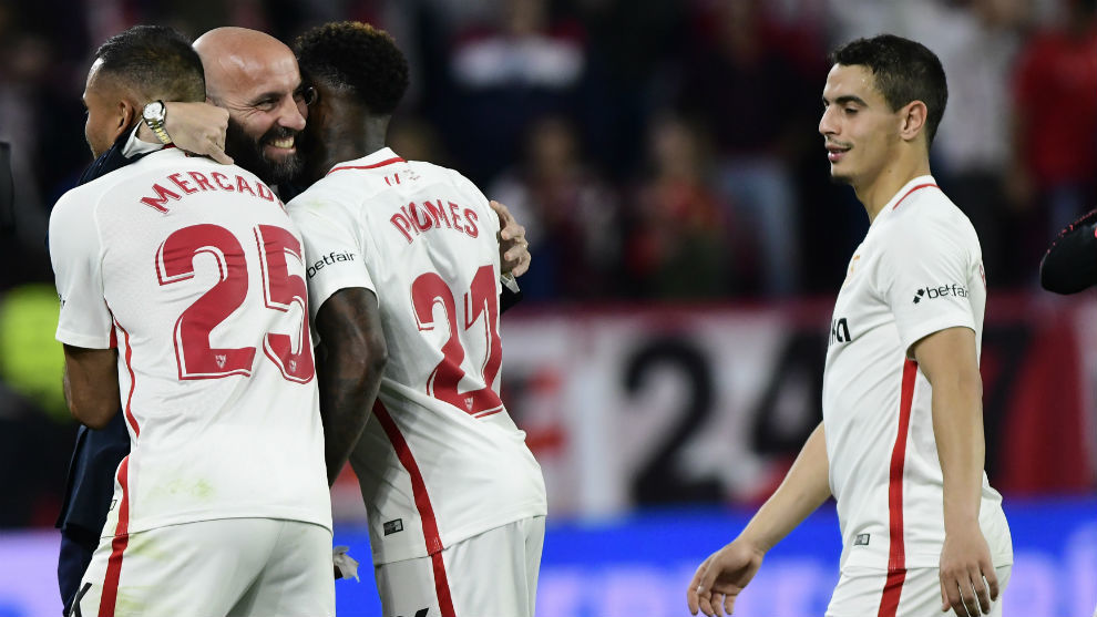 Monchi congratulates Sevilla&apos;s players after winning the derby.