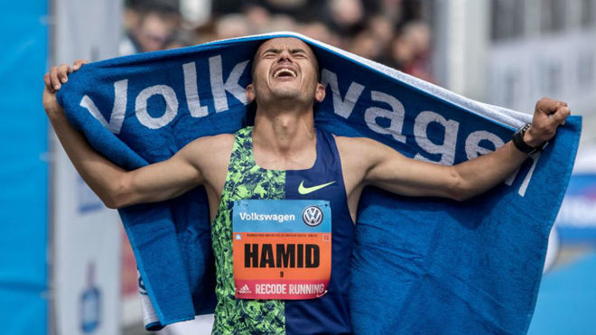 Hamid  Ben Daoud entra en meta en el maratn de Praga.
