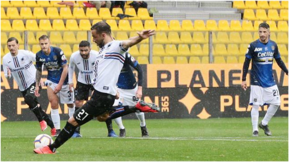 Quagliarella marca de penalti contra el Parma.