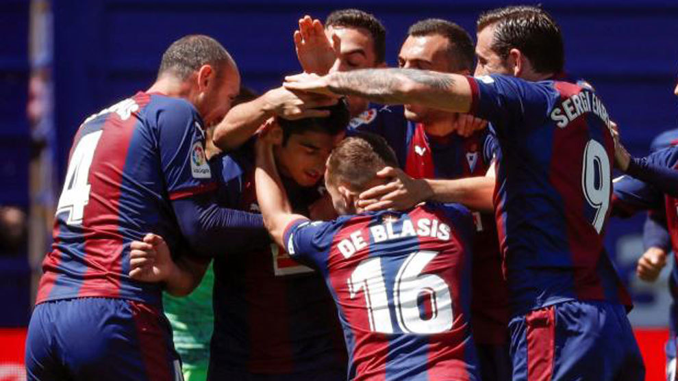 Los jugadores del Eibar celebran el gol conseguido por Jos Angel.