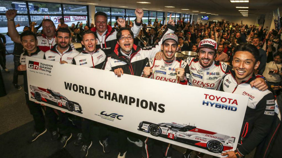La plana mayor de Toyota, junto a los seis pilotos, celebrando el...