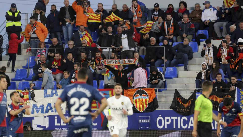 Aficionados del Valencia en El Alcoraz, en el partido Huesca-Valencia