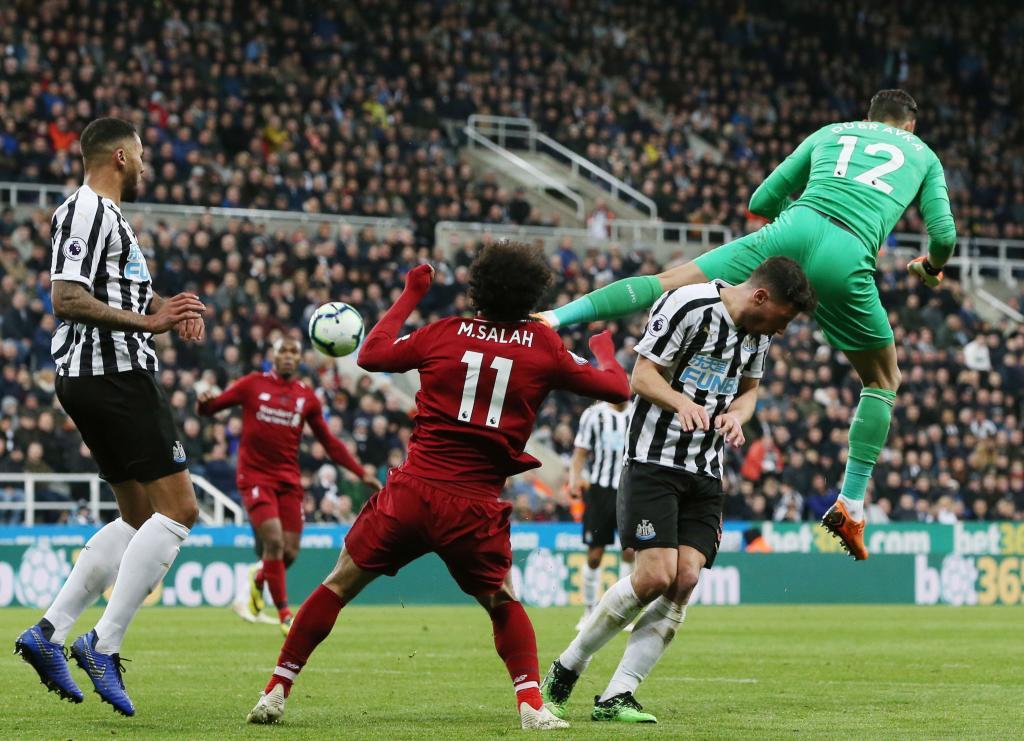 FMA0001. Newcastle (United Kingdom), 04/05/2019.- Liverpools Mo <HIT>Salah</HIT> (C) collides with Newcastle United goalkeeper Martin Dubravka (R) during the English Premier League soccer match between Newcastle United and Liverpool FC at St James Park in Newcastle, Britain, 04 May 2019. (Reino Unido) EFE/EPA/NIGEL RODDIS EDITORIAL USE ONLY. No use with unauthorized audio, video, data, fixture lists, club/league logos or live services. Online in-match use limited to 120 images, no video emulation. No use in betting, games or single club/league/player publications