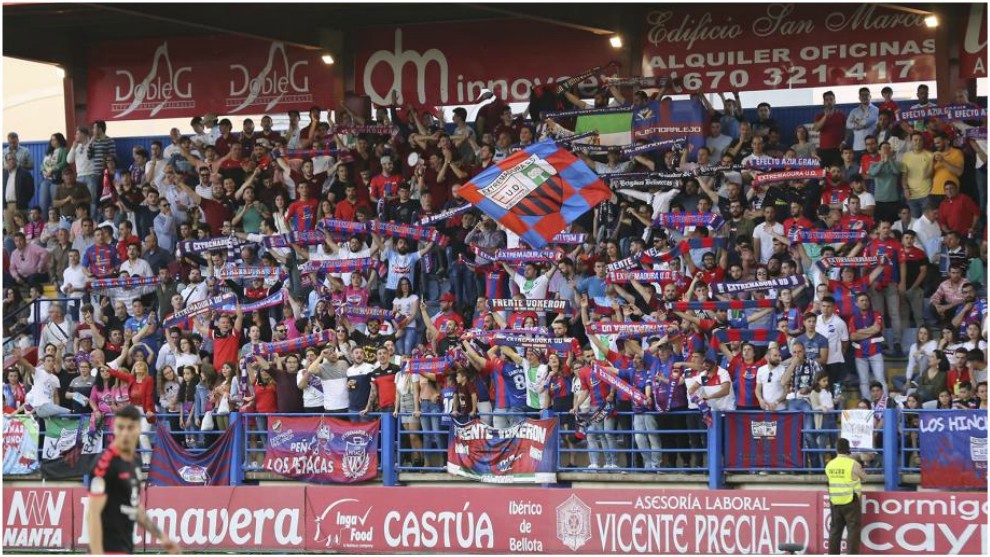 La aficin del Extremadura llena las gradas del estadio Francisco de...