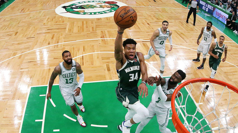 Antetokounmpo se dispone a machacar el aro de los Celtics