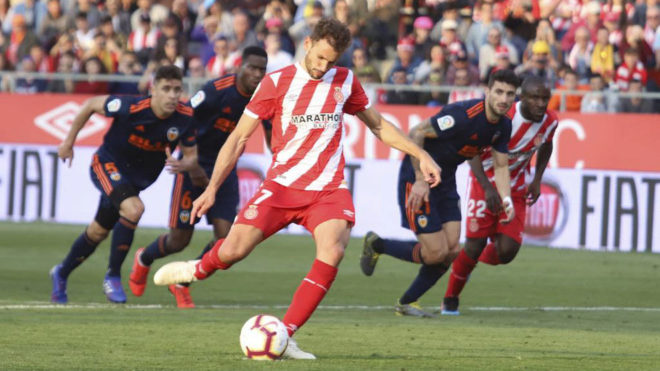 Stuani lanza un penalti ante el Valencia.
