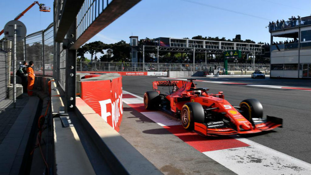 Vettel, con el Ferrari en Bak.