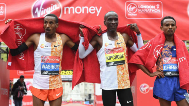 Eliud Kipchoge, Mosinet Geremew y Mule Wasihun, tres atletas de Nike,...