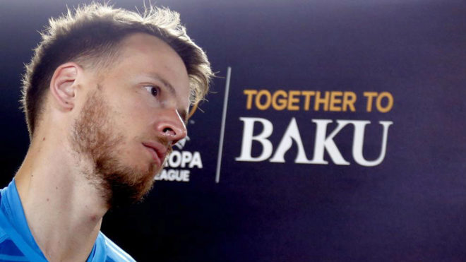 Neto poses alongside a promotional poster for the 2019 Europa League.