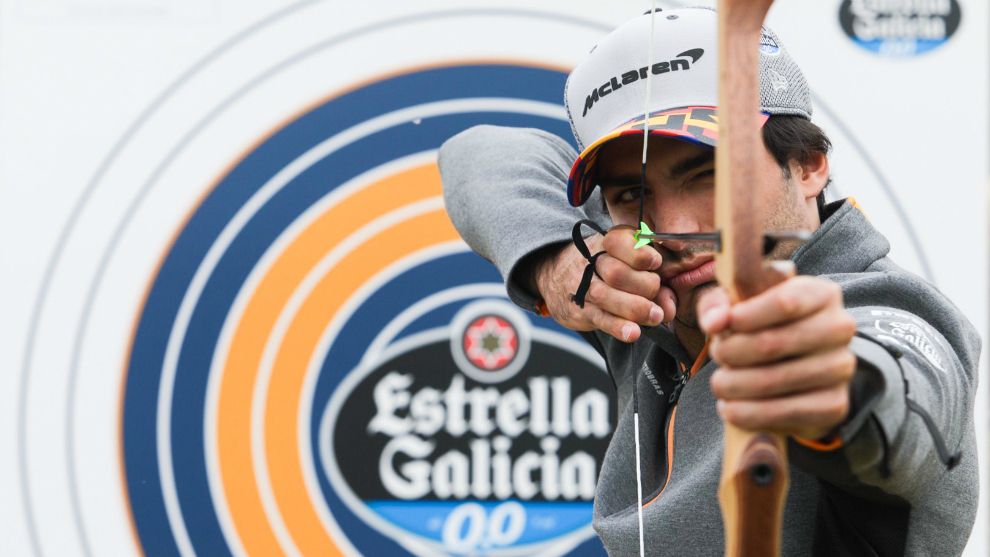 Carlos Sainz practica el tiro con arco.