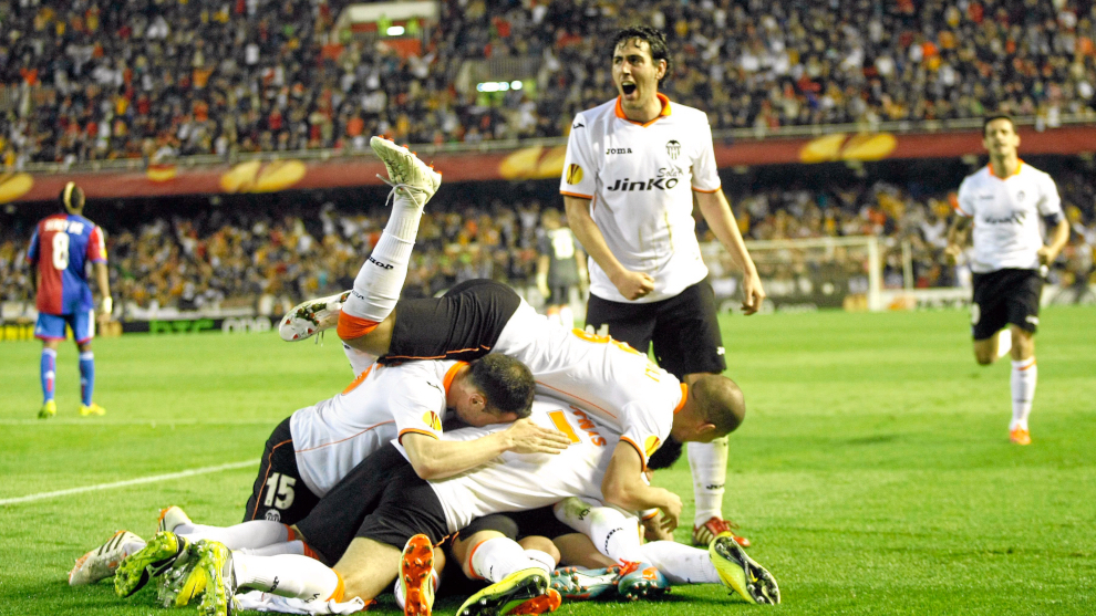 Los jugadores del Valencia se abrazan tras el pitido final en el...