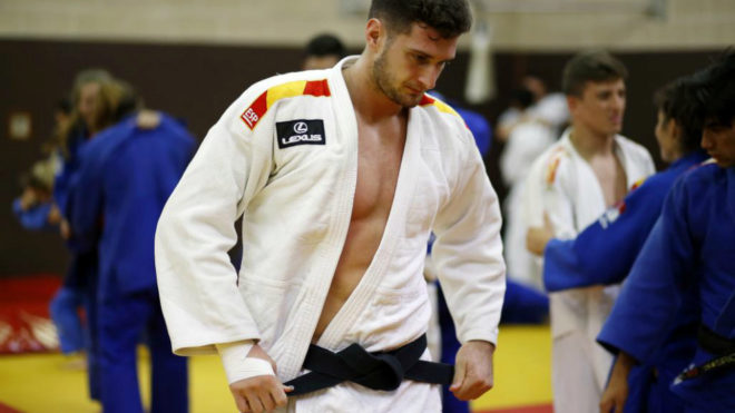 Niko Shera durante un entrenamiento en su gimnasio.