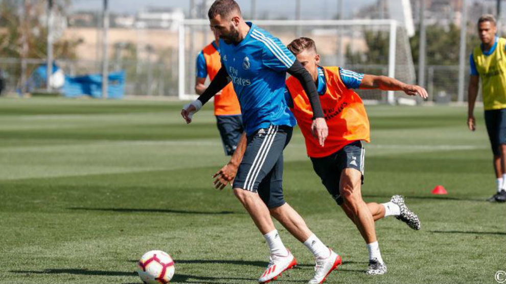 Benzema se lleva un baln ante Marcos Llorente en el entrenamiento de...